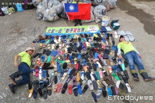 ▲▼陳信助在水湳洞淨灘時發現死亡的玳瑁亞成海龜，並清出268支鞋子。（圖／陳信助授權提供）