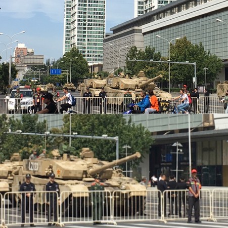 ▲解放軍現役坦克車停市區馬路中央，待命閱兵演習。（圖／北京市民眾提供）