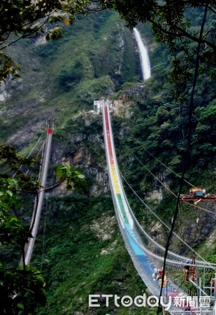 ▲雙龍七彩吊橋，橋面已近完工。