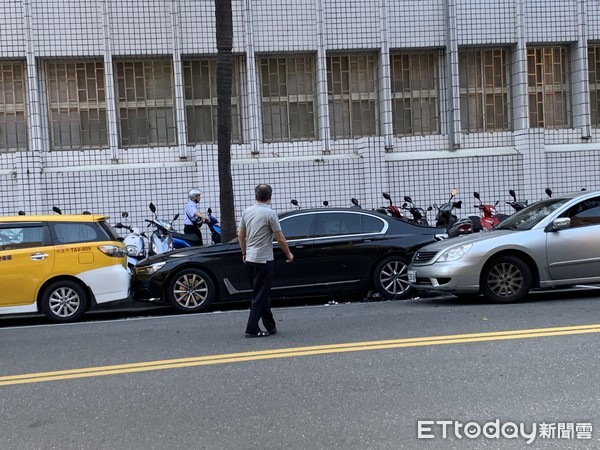 ▲萬華警偵防車迴轉撞到路旁BMW大七豪華轎車，後續賠償所費不貲。（圖／記者劉昌松翻攝）