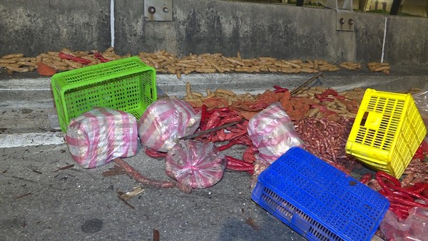 ▲滿載肉製品的小貨車在忠孝橋翻覆，橋面散落各式肉品交通一度受阻。（圖／記者游宗樺翻攝）