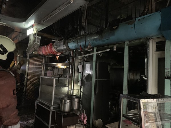 ▲新竹東門市場清晨火警　火勢15分鐘後熄滅無人受傷。（圖／記者陳凱力翻攝）