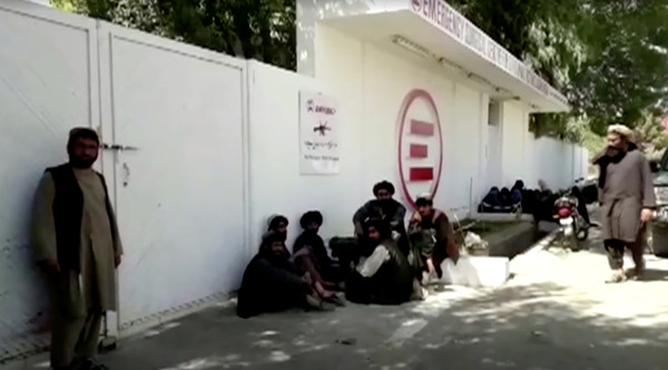 ▲▼阿富汗政府軍針對塔利班在赫爾曼德省（Helmand）的藏身處發動攻擊，誤殺40位參加婚禮的平民，家屬在醫院外等待。（圖／路透）
