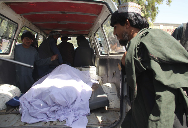 ▲▼阿富汗政府軍針對塔利班在赫爾曼德省（Helmand）的藏身處發動攻擊，誤殺40位參加婚禮的平民，家屬在醫院外等待。（圖／達志影像／美聯社）