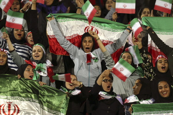 ▲▼伊朗政府2018年10月16日罕見地允許一些經篩選過的女性進入阿札迪體育館觀看足球賽。（圖／達志影像／美聯社）