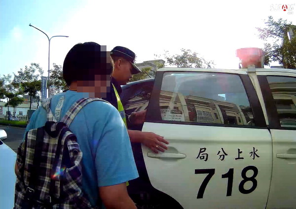 ▲▼  太保警方協助精障女搭車返家。（圖／記者翁伊森翻攝）