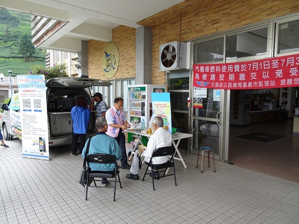 ▲▼ 高齡換照。（圖／記者翁伊森翻攝）