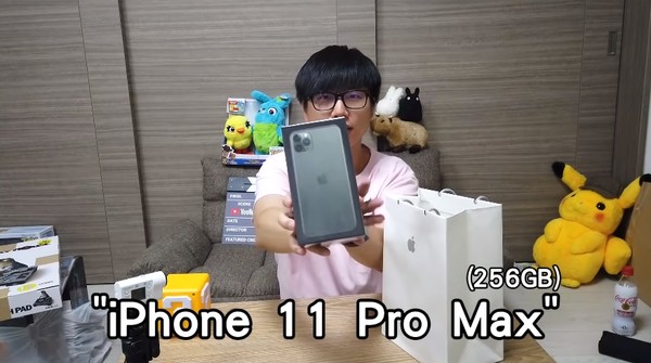 ▲菜喳開箱iPhone11 Pro Max。（圖／翻攝YouTube／菜喳）