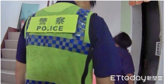 ▲屏東縣內埔警分局員警機警佯裝計程車司機，幫助人婦人回家，讓家屬很感激            。（圖／記者陳崑福翻攝）