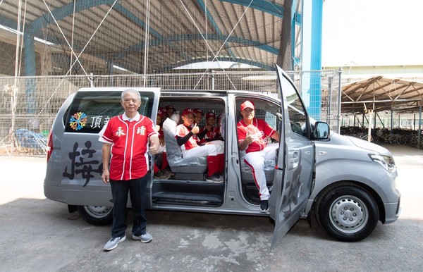 ▲魏應充先生捐贈交通車給永靖國中棒球隊。（圖／頂新和德文教基金會提供）
