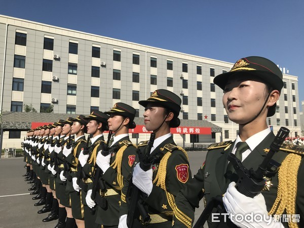 ▲大陸三軍儀仗隊，女官兵烈日下訓練。（圖／記者任以芳攝）