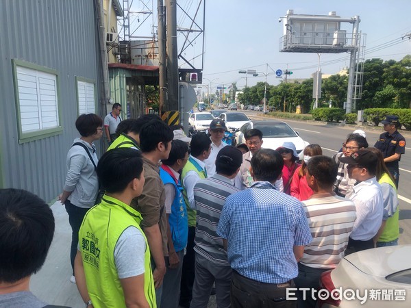 ▲國道1號麻豆交流道南下匝道發生車輛與行駛平面道路之機車發生重大死亡車禍事故，台南市政府相關單位前往現場會勘。（圖／記者林悅翻攝，下同）