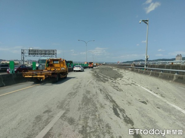 ▲▼砂石車超載廢土，上國道不到4公里，車後斗廢土不慎大量滑落，造成後方車流回堵紫爆             。（圖／記者陳以昇翻攝）