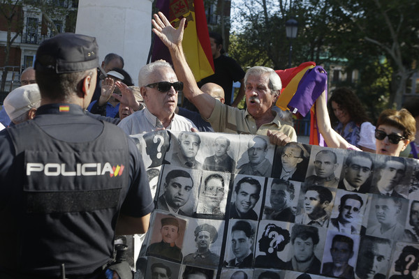 ▲▼西班牙民眾聚集在最高法院外，展示內戰受害者的照片抗議，要求政府禁止將獨裁者佛朗哥埋葬在阿穆德納聖母主教座堂（Almudena Cathedral）。（圖／達志影像／美聯社）