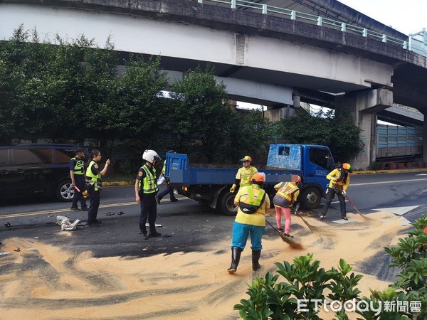 ▲▼台北市環河南路一段豪景飯店前面，一輛計程車與一台貨車發生碰。（圖／記者黃彥傑攝）