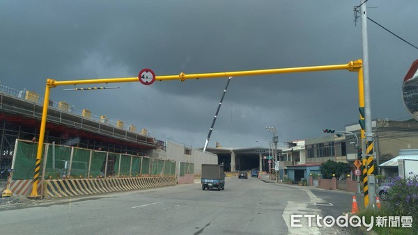 ▲▼鳳鼻隧道限高4.6m…曳引車「繞道強闖」卡住！頂部電纜毀恐賠百萬。（圖／記者陳凱力翻攝）