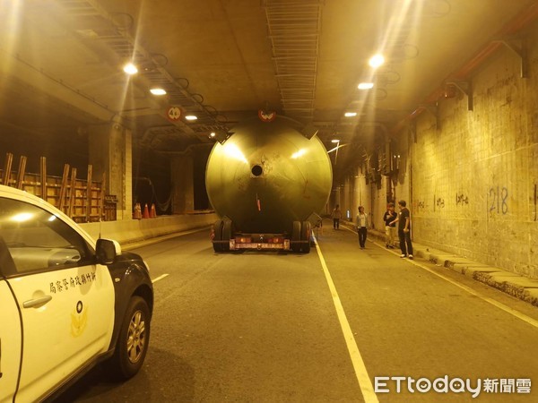 ▲▼鳳鼻隧道限高4.6m…曳引車「繞道強闖」卡住！頂部電纜毀恐賠百萬。（圖／記者陳凱力翻攝）