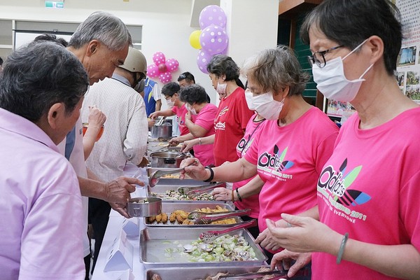 ▲▼ 東川花甲食堂揭牌。（圖／記者翁伊森翻攝）