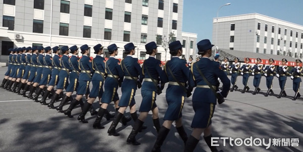 ▲大陸三軍儀仗隊女兵步伐跨出75公分 。（圖／記者任以芳攝）