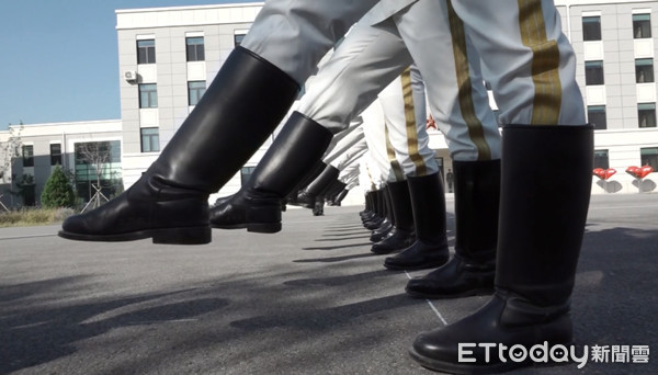 ▲大陸三軍儀仗隊男官兵整齊跨步。（圖／記者任以芳攝）