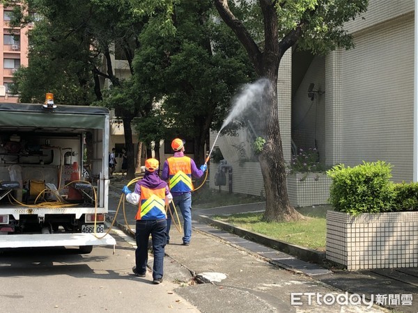 ▲台南市衛生局針對成大校園進行化學防治及擴大採血。（圖／記者林悅翻攝，下同）