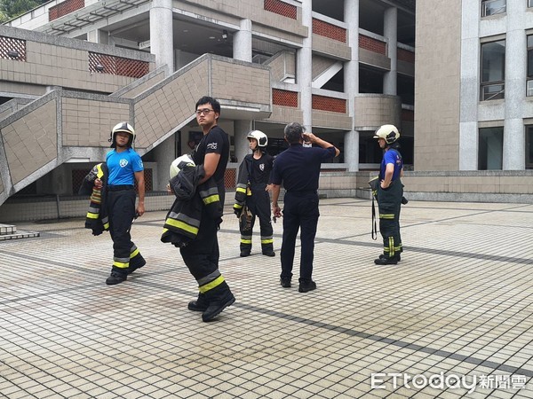 ▲▼台大校園管理學院，疑似有學生要輕生。（圖／記者黃彥傑攝）