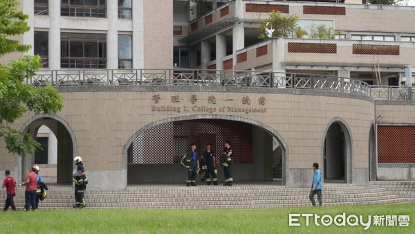 ▲▼台大校園管理學院，疑似有學生要輕生。（圖／記者黃彥傑攝）
