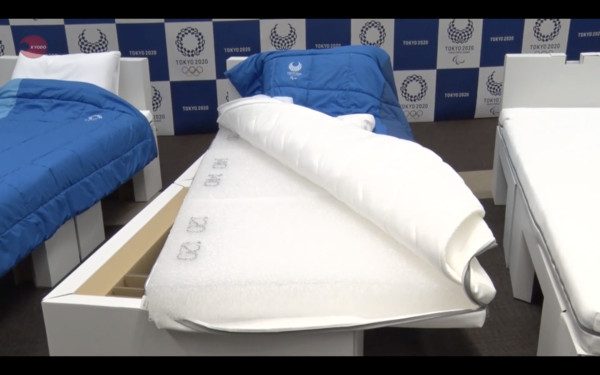 ▲東京奧運選手村的床用紙板打造。（圖／翻攝自YouTube／KyodoNews）