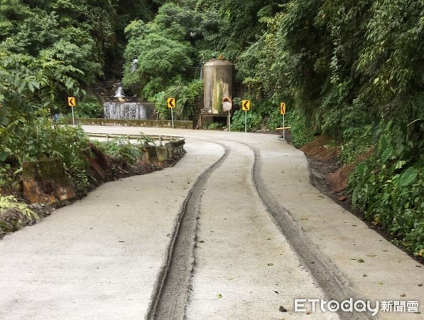 ▲南投縣力行產業道路日前水泥鋪設路面，遭人強行闖入留下2條深長胎痕。（圖／記者白珈陽翻攝）