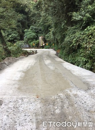 ▲經警方主動偵辦、闖禍駕駛主動到案，肇事者已與包商達成和解，由包商修復路面，該駕駛也將贈予每村1隻豬鄭重道歉。