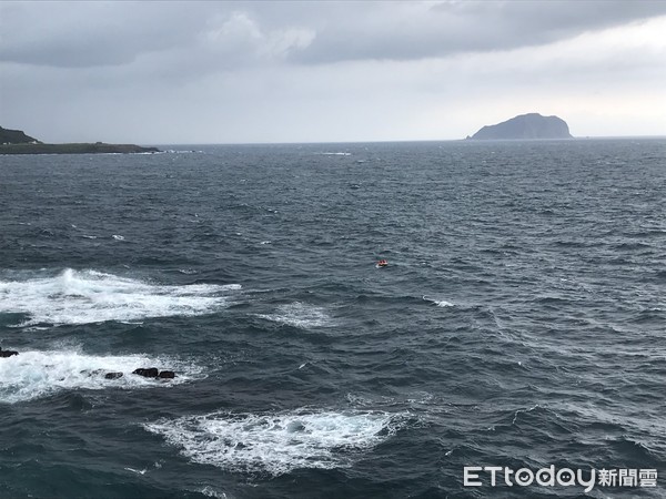 ▲▼新北市瑞芳區一名男性在象鼻岩跳海。（圖／記者郭世賢攝）