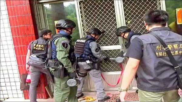 警方攻堅，搜索道場，查出虐待信徒畫面。（翻攝畫面）