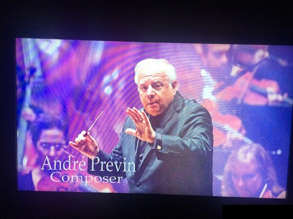 ▲▼第71屆艾美獎把已逝的指揮家安德烈普雷文（Andre Previn），誤植為另一名指揮家史拉特金（Leonard Slatkin）的照片。（圖／翻攝自推特）