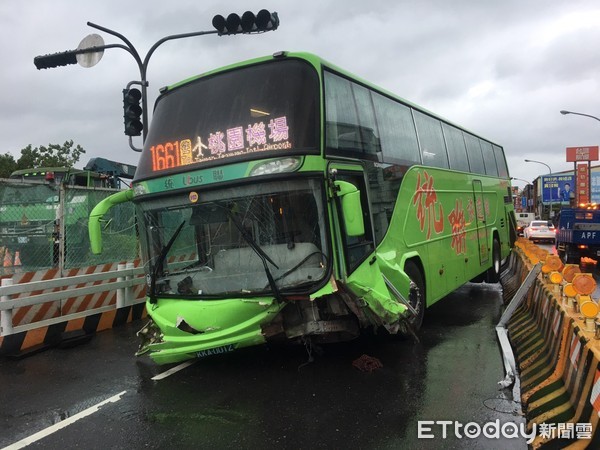 ▲▼統聯遊覽車在宜蘭礁溪路自撞安全島，車頭半毀。（圖／記者游芳男翻攝）