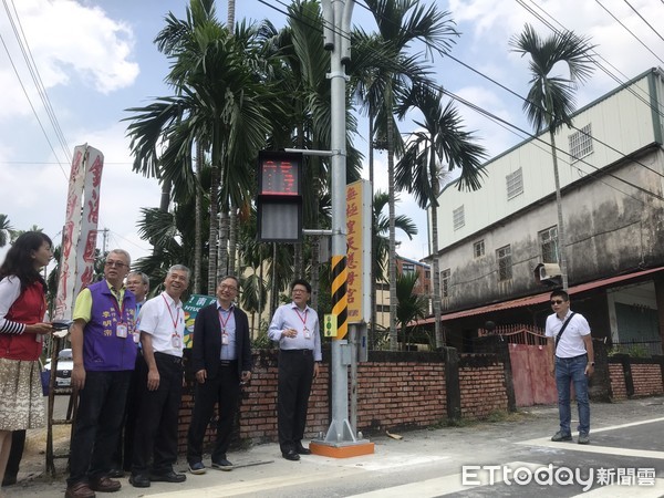 ▲屏東縣警局交通隊在台灣設計節前推出「長輩版」小綠人，在屏東竹田鄉西勢村啟用，讓用路人感到很窩心。             。（圖／記者陳崑福翻攝）