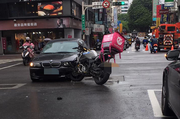 ▲▼熊貓BMW外送員撞擊BMW轎車，引起討論。（圖／翻攝自Facebook／UberEATS台灣）