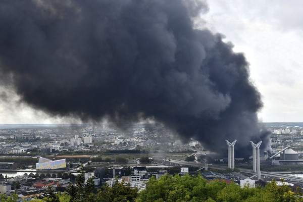 ▲法國盧昂化學工廠爆炸，濃煙蔓延22公里。（圖／達志影像／美聯社）