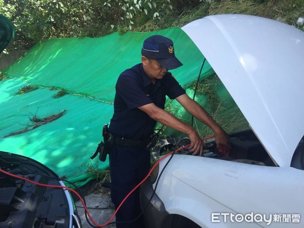 ▲竹南警方協助林男將車輛接電發動，也讓林男鬆了一口氣。（圖／記者黃孟珍翻攝）