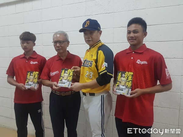 ▲味全龍魏應充與徐若熙及莊玉彬送彭政閔書法。（圖／記者歐建智攝）