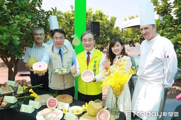 ▲台南市長黃偉哲指出，紅柚鮮食、入菜兩相宜，籲消費者多多選購。（圖／記者林悅翻攝）