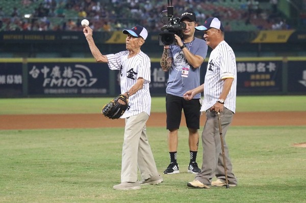 ▲台中棒球耆老魏來長開球。（圖／中信兄弟提供）