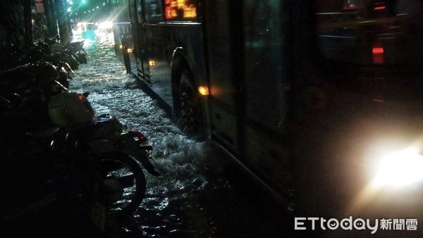 ▲ 基隆雨狂下時雨量58毫米 八堵火車站前淹水半個輪胎高。（圖／記者郭世賢翻攝）