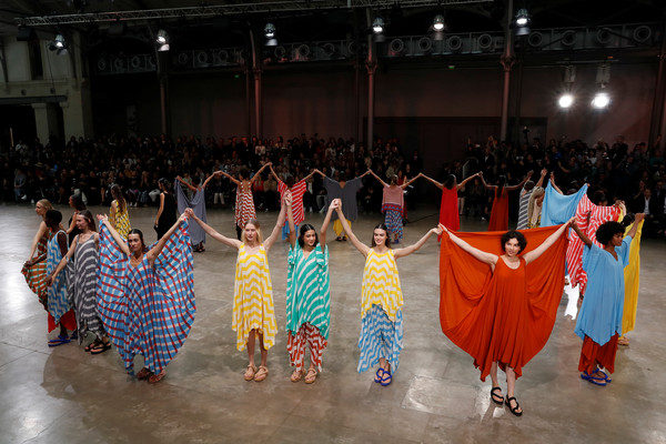 ▲巴黎時裝周：ISSEY MIYAKE（三宅一生）2020春夏系列女裝秀：近藤悟史女裝設計師新上任首秀。（圖／路透）