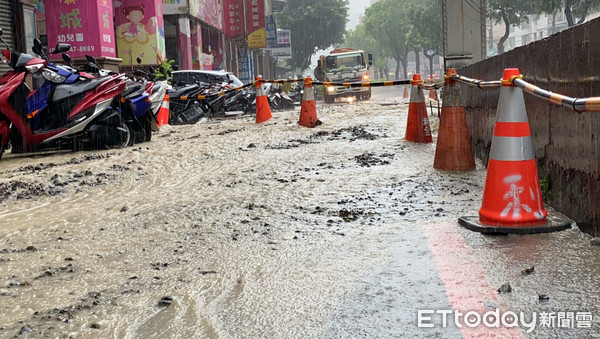 ▲▼汐止區新台五路淹大水。（圖／記者游宗樺攝）