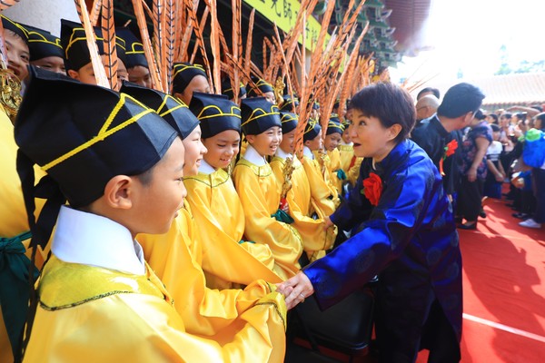 ▲盧秀燕主持祭孔大典，宣示一定會辦好教育。（圖／台中市政府提供）