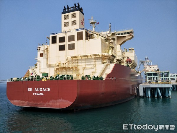 ▲台灣中油旗下第一艘以長約交運之美國液化天然氣（LNG）船，歷經33天航程終於抵達台灣。（圖／台灣中油提供）