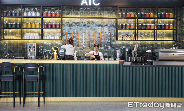 ▲主打奶蓋水果茶與中式漢堡　ATC搬到家樂福大墩店重新開幕。（圖／記者黃士原攝）