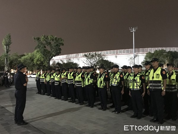 ▲台南市警方集結7個分局及保安、交通大隊等警力，由六分局長陳建民主持聯合勤教，展現警方強力取締酒駕決心。（圖／記者林悅翻攝，下同）