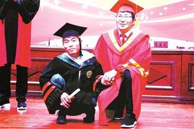 ▲李創業被單獨授予畢業證和學位證。（圖／翻攝自《北京青年報》）