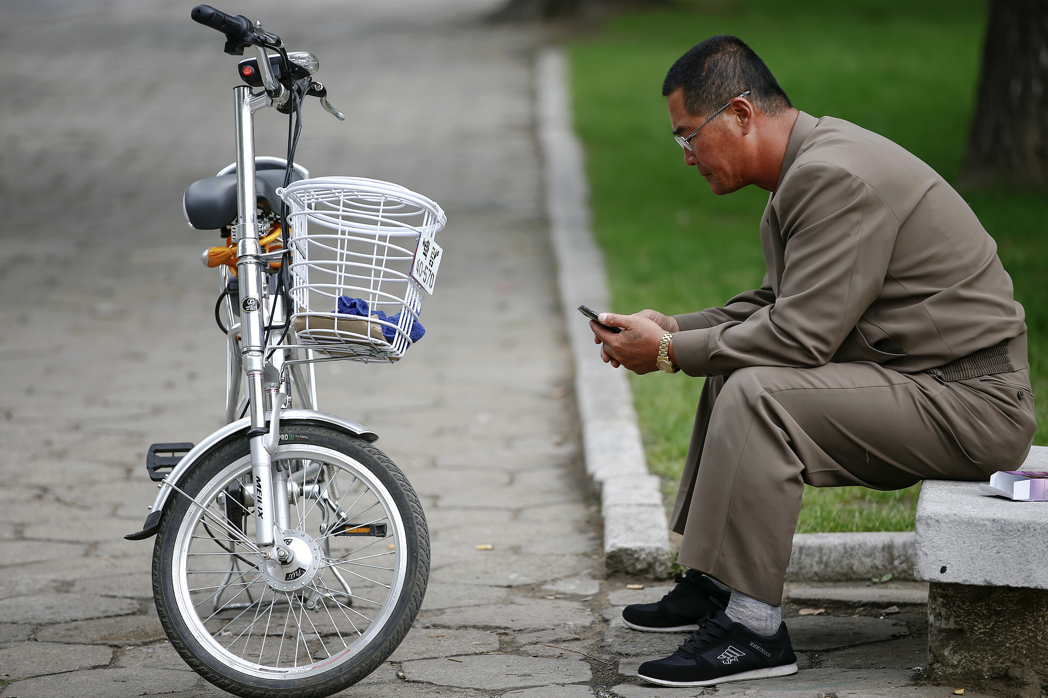 ▲▼北韓街景,北韓,北韓人使用手機。（圖／路透）